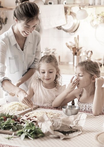 Family%20are%20cooking%20italian%20pizza